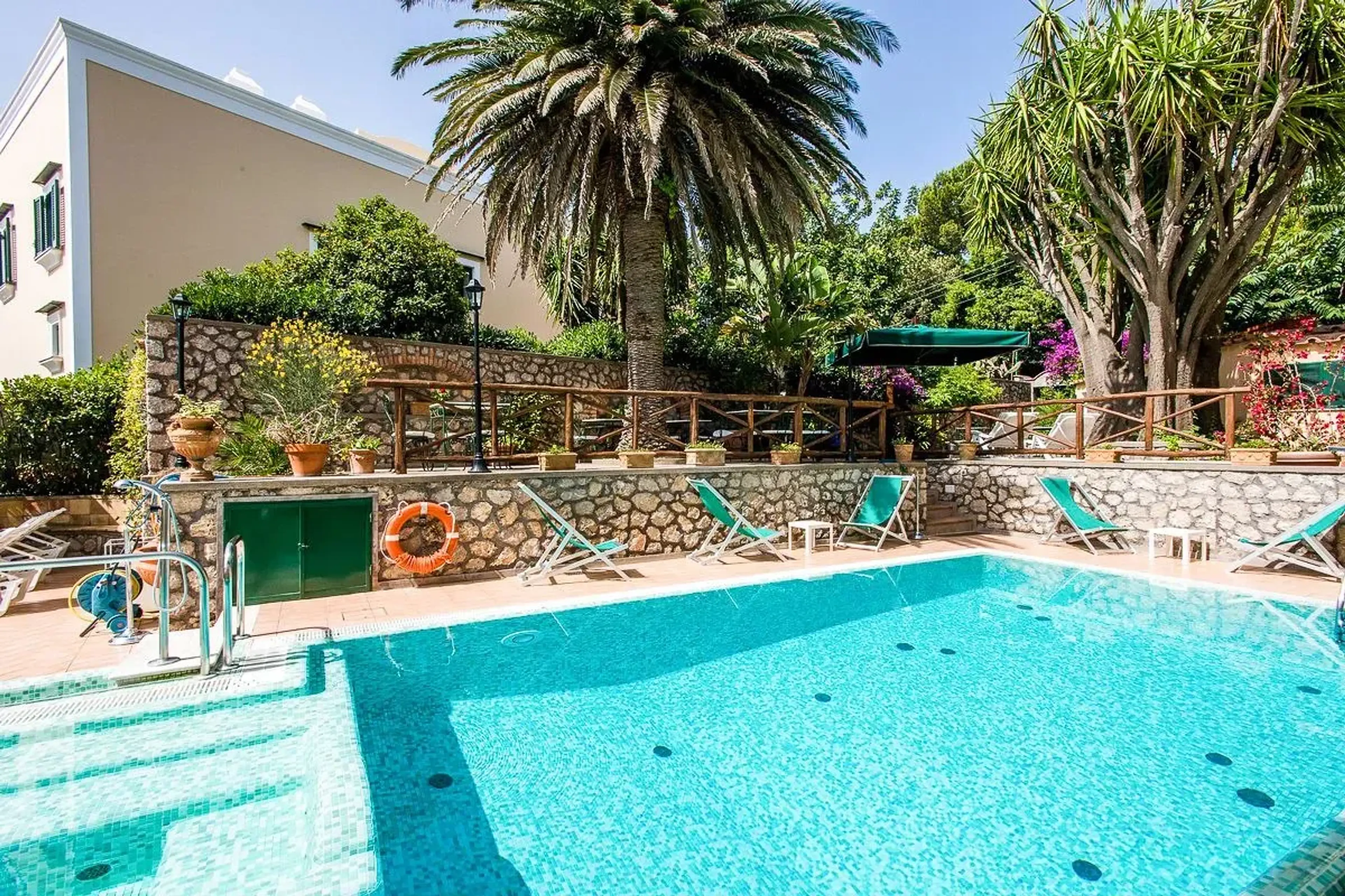 Garden fountain - Villa Sarah Capri